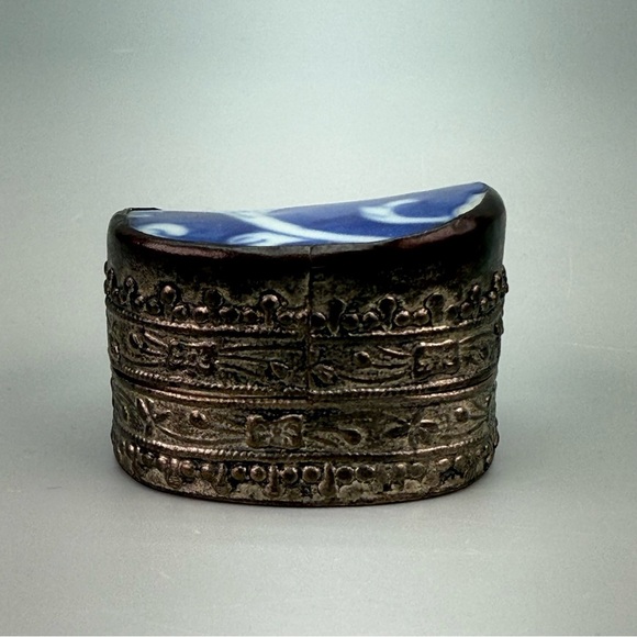 Antique Chinese Porcelain
Embossed Tin Shard Box - Picture 5 of 12